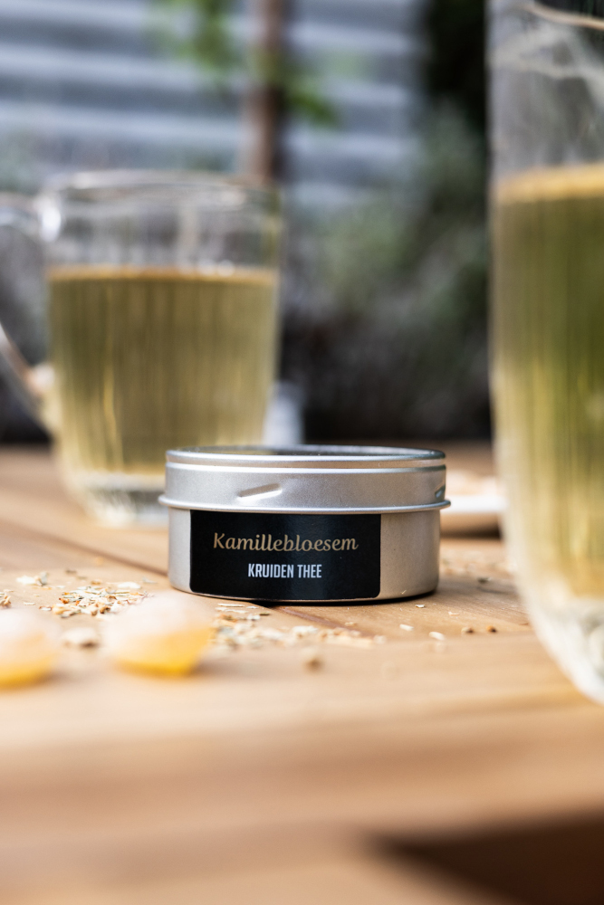 Kamille Thee in blikje van Bijdemaker