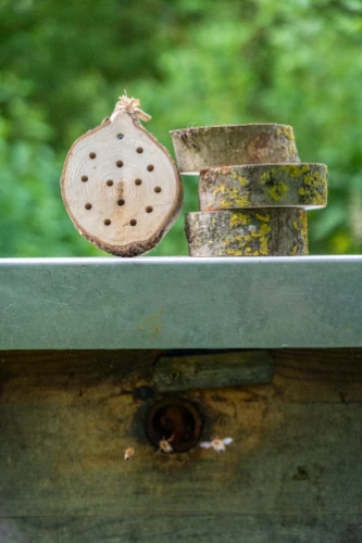 Bijenhotels op een stapel van Bijdemaker