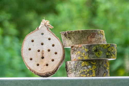 Bijenhotels op een stapel van Bijdemaker