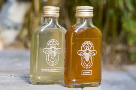 Vlierbloessemsiroop en honing in flesjes van Bijdemaker zijn perfecte cadeaus voor natuurliefhebbers