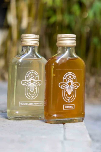 Vlierbloessemsiroop en honing in flesjes van Bijdemaker zijn perfecte cadeaus voor natuurliefhebbers
