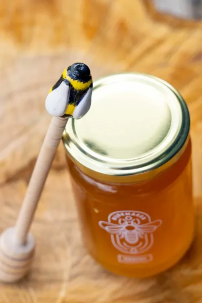 Potje honing van bij de maker met een unieke honinglepel voor in circulair kerstpakket