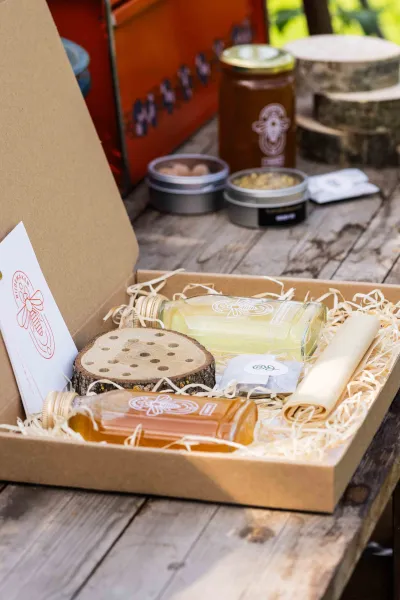 Bijdemaker cadeaupakketten circulaire kerstpakketten